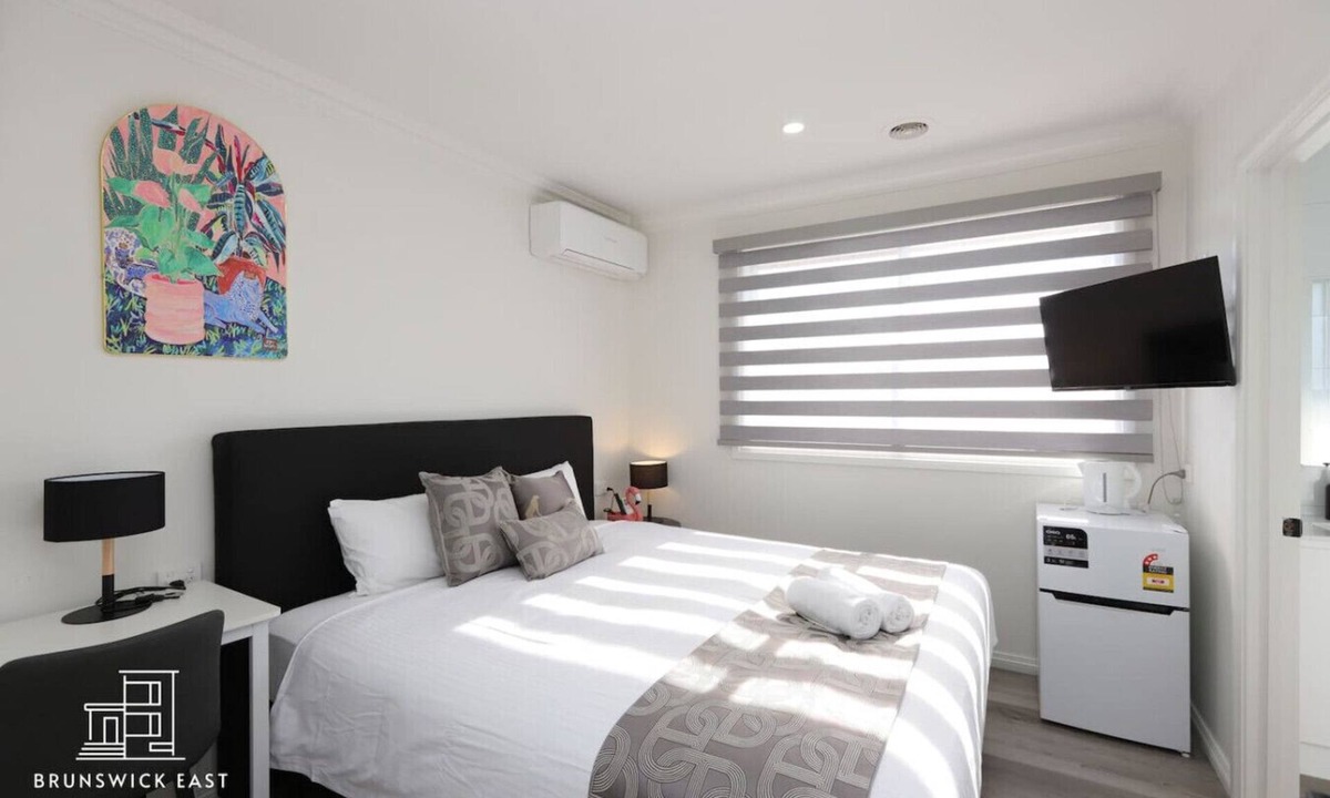 Brunswick East Bed & Breakfast | 205 Modern King Room w/Private Ensuite Fast WiFi 18 mins tram to CBD