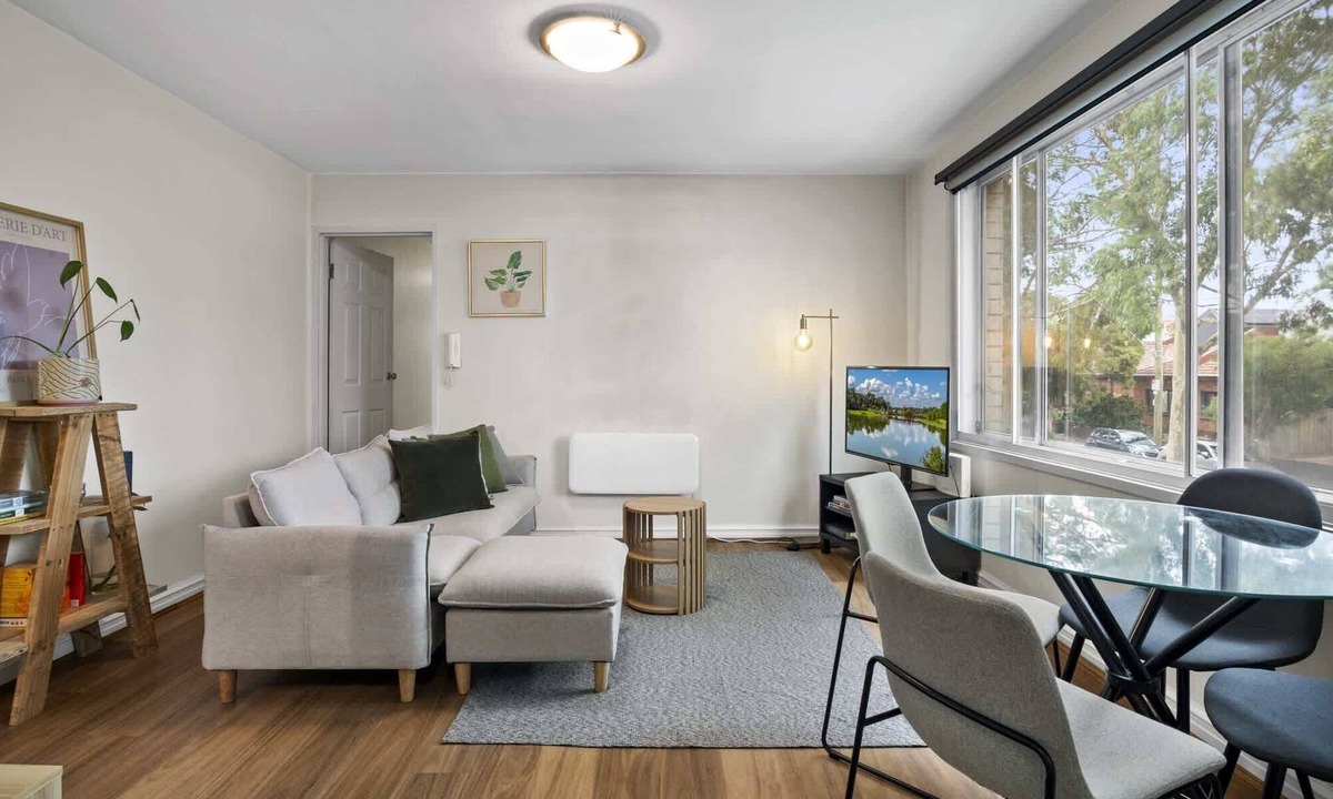 Flemington Apartment | 2BR Flemington | Walk to Showgrounds + Parking