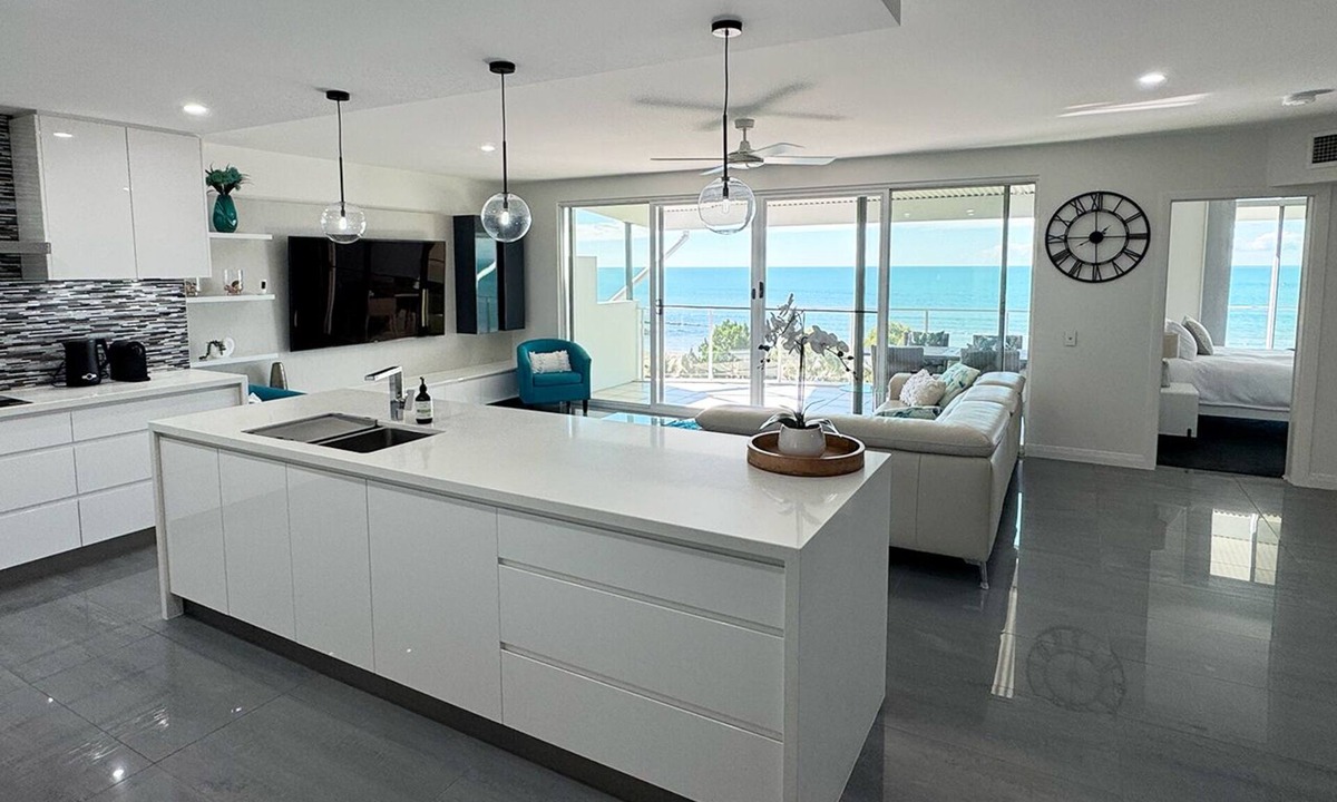Pialba Apartment | 3 Bedroom Beachfront Penthouse w/Epic Rooftop & Ocean Views