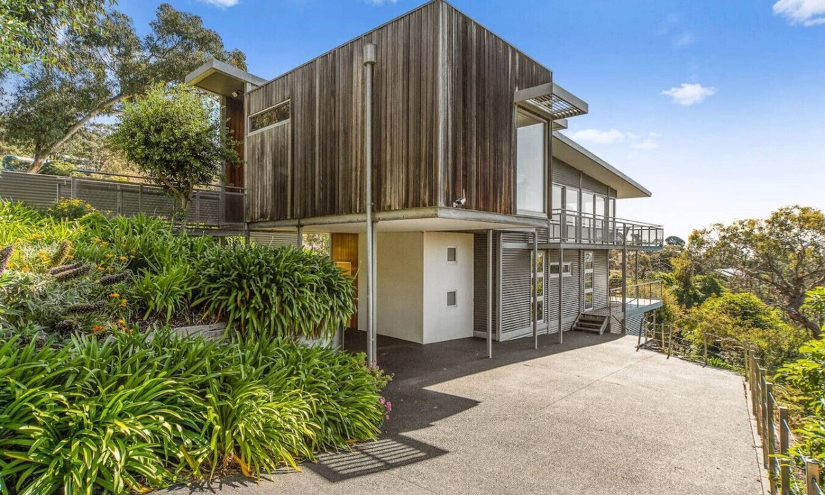 McCrae Apartment | 32 Arthurs ave · The Eagles Nest!