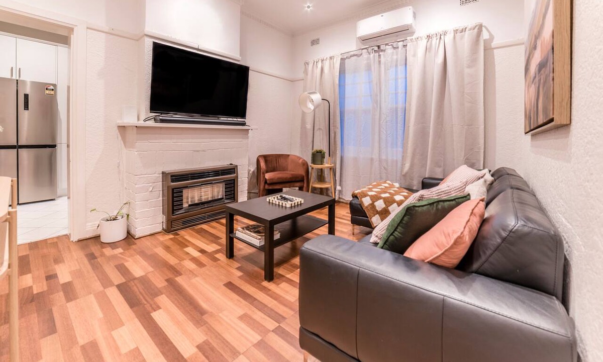Glen Iris House | 3BR Glen Iris Gem – Sleeps 7, Near Train & Freeway with WiFi and AC