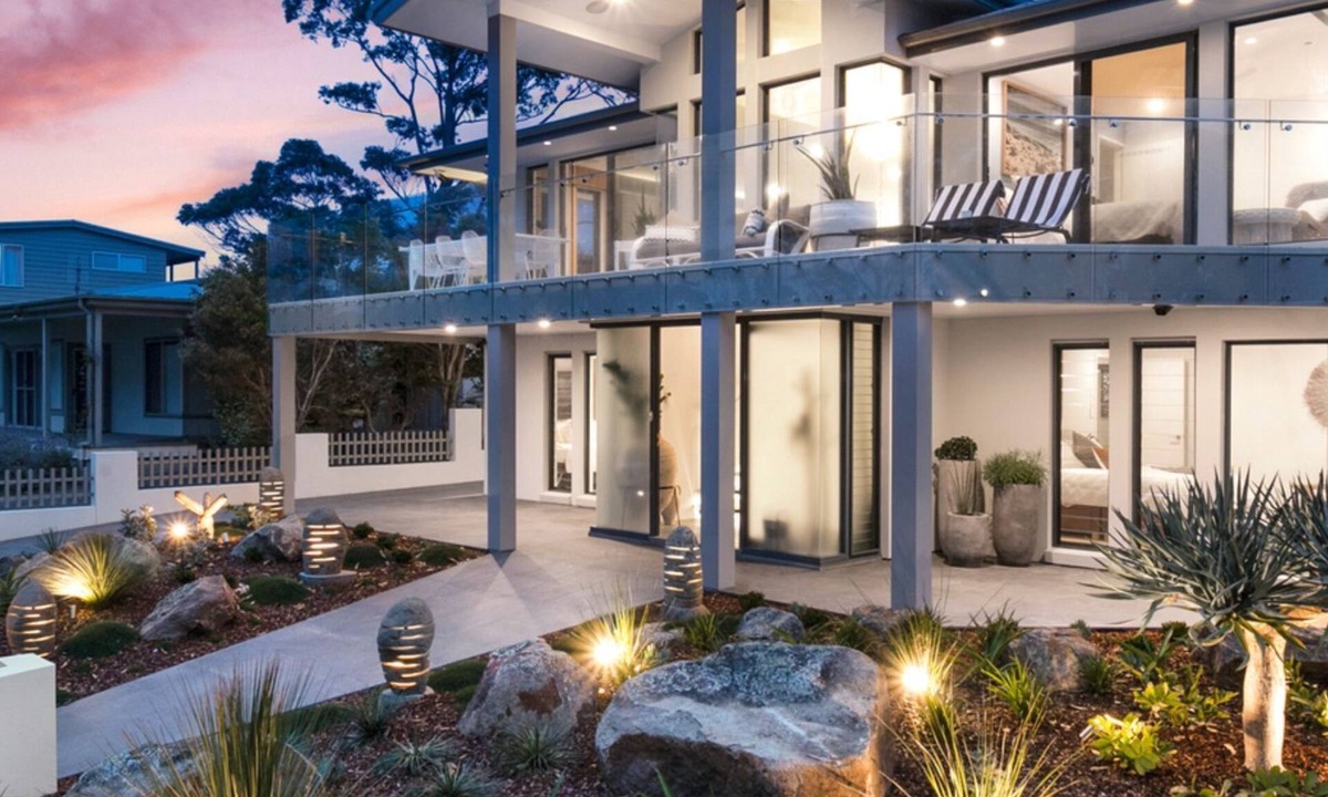 Hyams Beach House | 4 BDR - 250m to Beach - Outdoor spa - Book 3 Nights, Pay for 2 until 24 September 2026