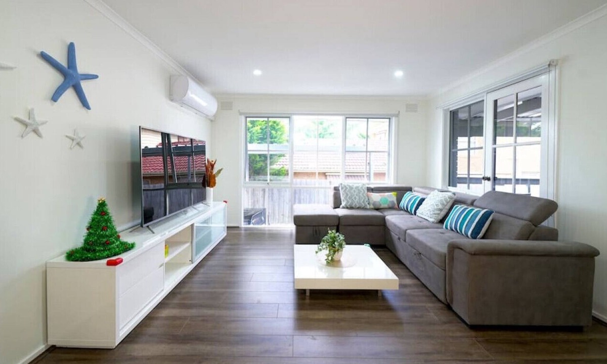 Frankston East House | 7 Olinda Pl, Frankston Holiday House Staycation Summer Getaway