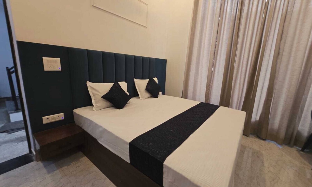 Agra Hotel | 8-bedroom hotel in peaceful Agra with comfortable AC rooms