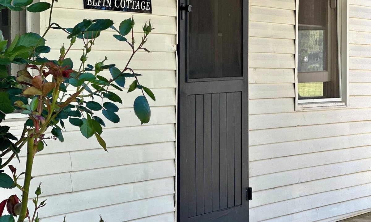 Melville Forest Cottage | A charming cottage with picturesque rural views over surrounding rural farm land