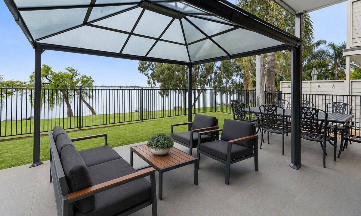 Yarrawonga House | Absolute waterfront modern 4 bedroom property in Woodlands area of Yarrawonga