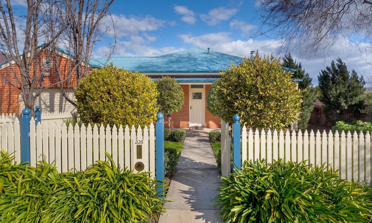 East Albury House | Ampleforth East- spacious and stunning, parking and wifi! - Spacious four bedroom home
