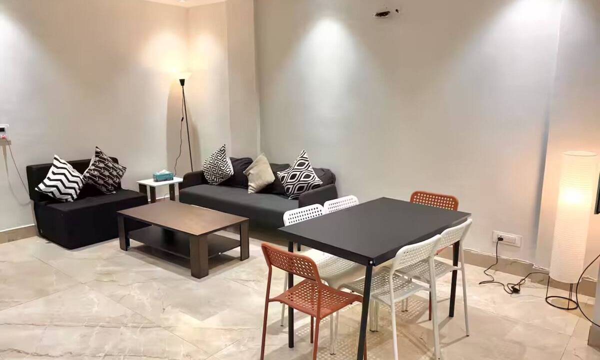 Zirakpur Apartment | Amur Stays 3: 3 Bedroom Flat, Chandigarh Airport