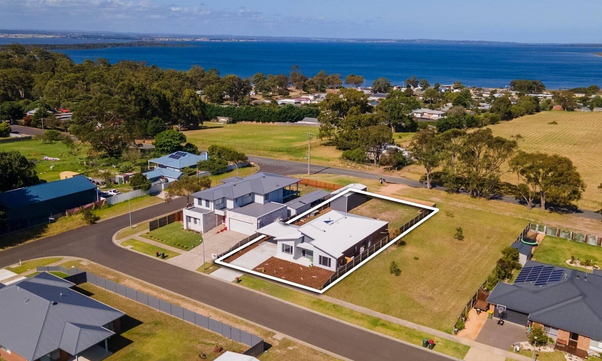 Eagle Point House | Aqua Views: Views towards the beautiful Gippsland Lakes and Eagle Point Bay