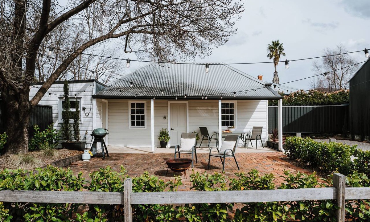 Central Mudgee Cottage | Ash Cottage Intimate Wine Country Living for Two