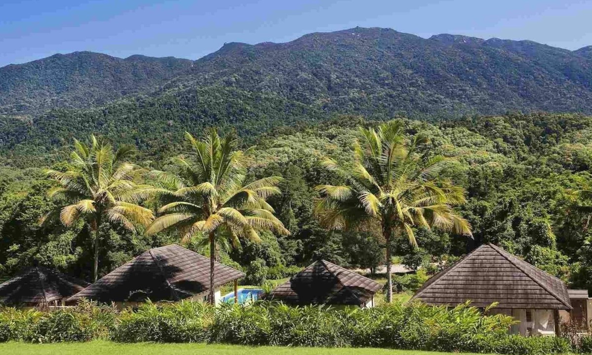 Miallo House | Bali Hai A private retreat on acreage, close to town, ocean & the rainforest