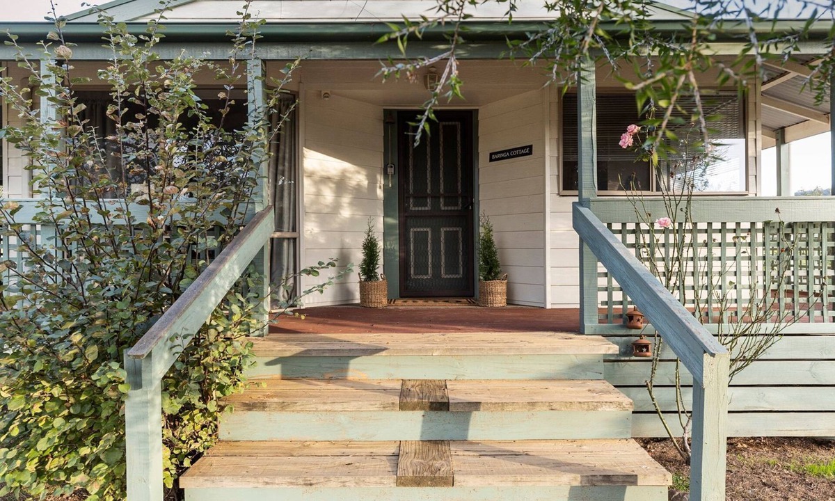 Mansfield Cottage | Baringa Cottage - Quant little farm stay cottage sitting amongst the surrounding mountain views.