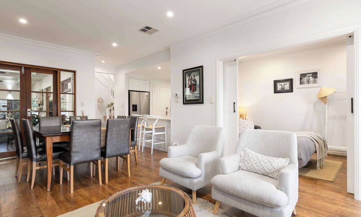 Glenelg North House | Beach & Bay - Modern Family Stay Glenelg North