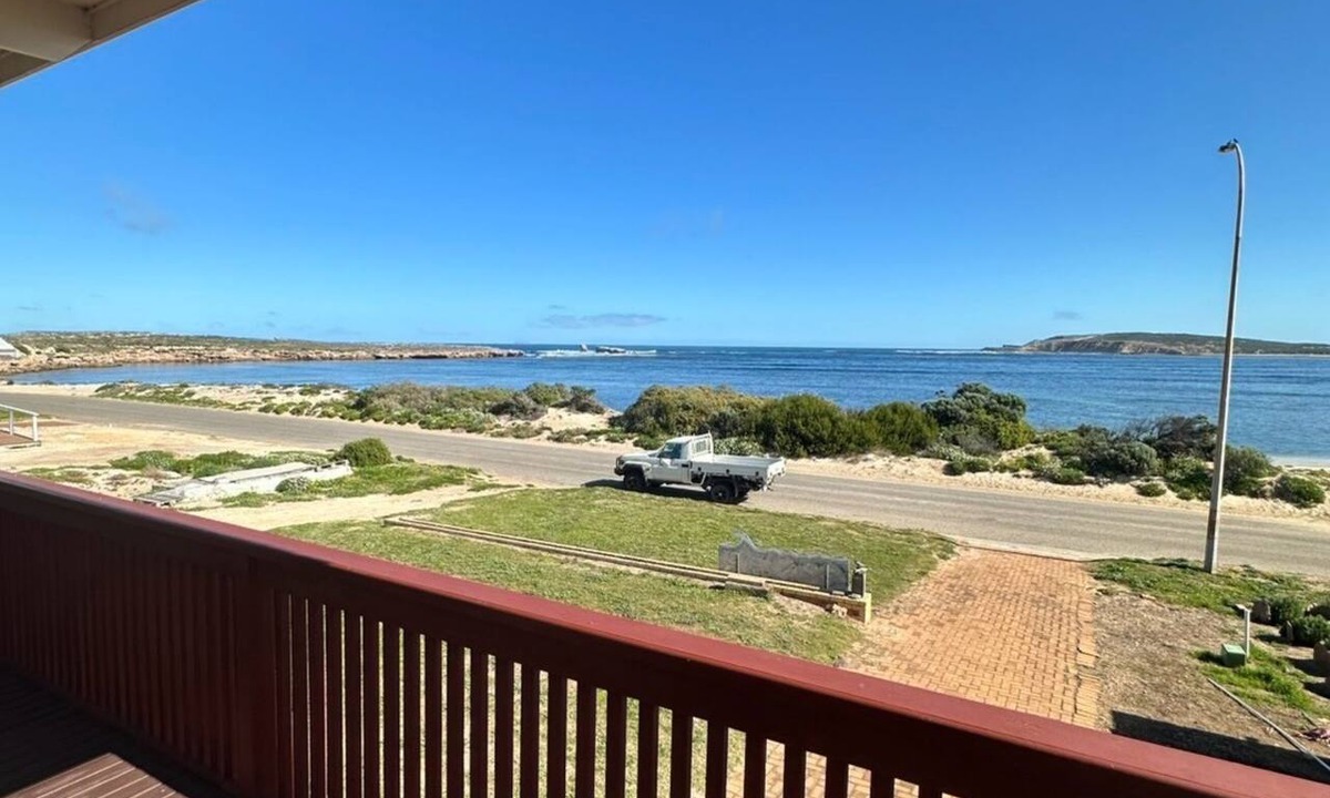 Ward House | beach front Elliston. Surfing and coast lines to explore, family friendly.