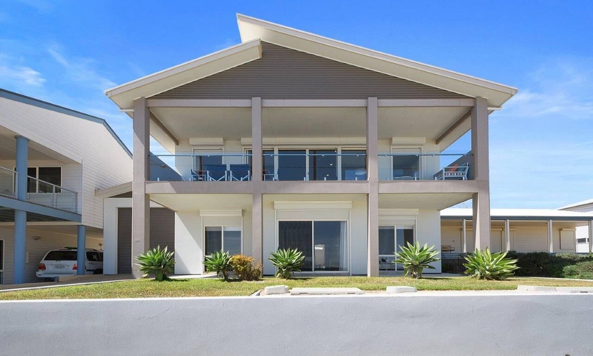 Minlacowie House | Beachfront escape with breathtaking views and quality accommodation.