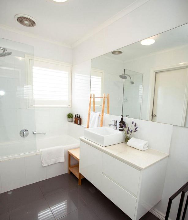 North Shore House | Beachside Getaway Bay Views North Shore VIC Sleeps 12 Free Wifi