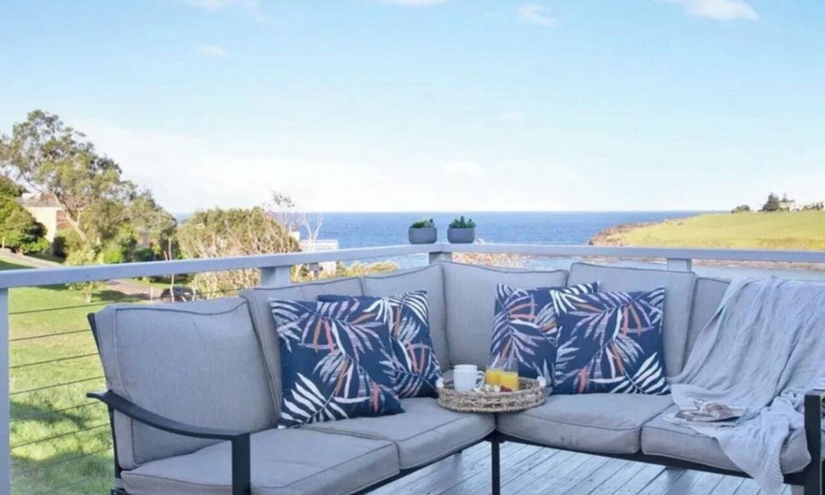 Kiama House | Beachview – waterfront reserve, views from balcony and living areas