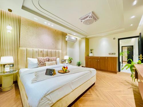 Saket Hotel | Bedchambers Stay near Select Citywalk, Saket