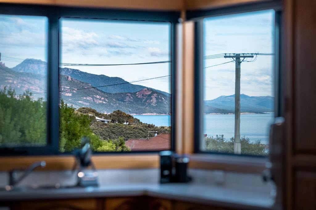 Coles Bay House | Blue Waves