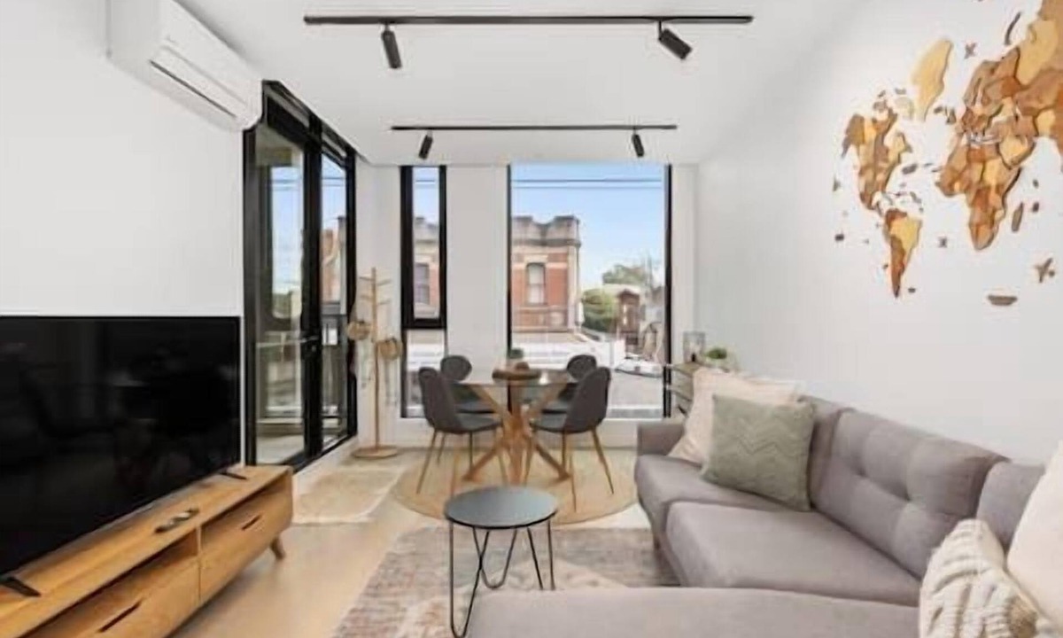 Fitzroy North Apartment | Bright & Modern 1BR Apt w/Balcony & Car Park
