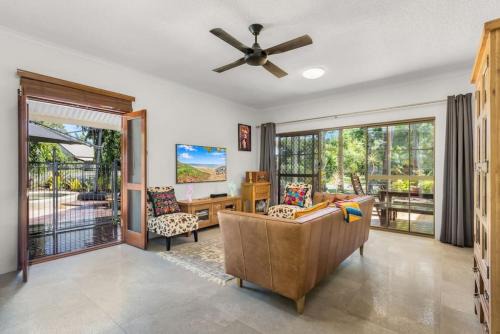 Holloways Beach Apartment | Casa De Playa - Beach Townhouse