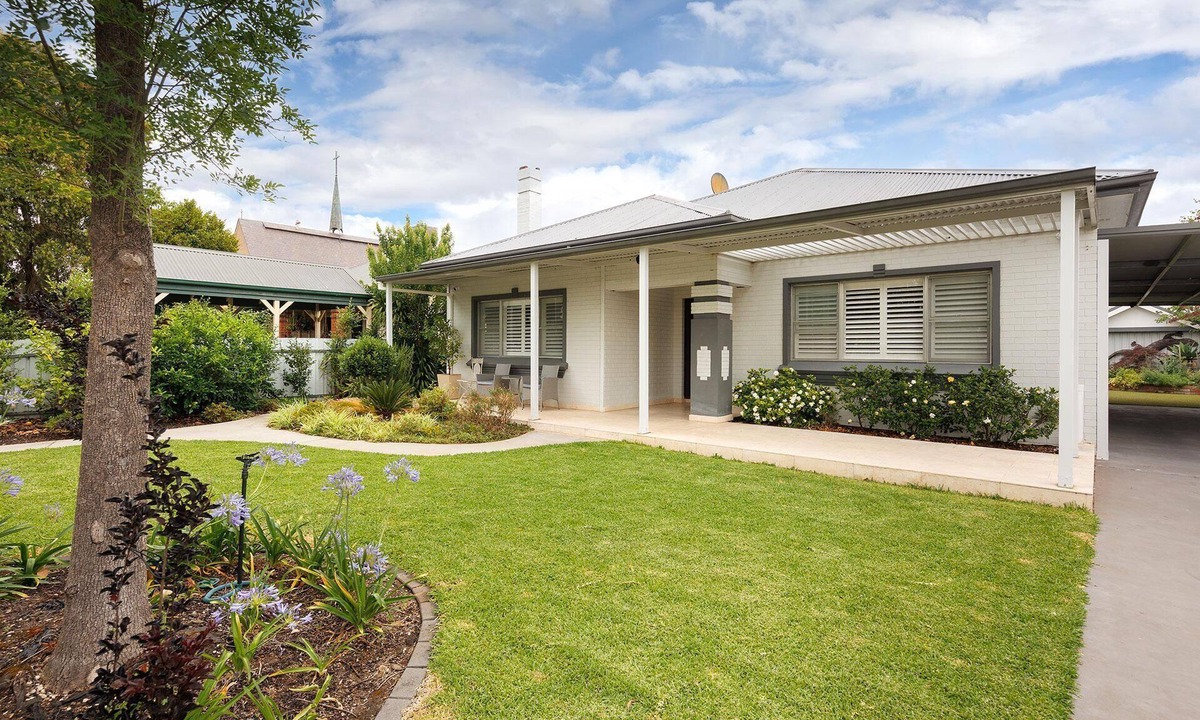 Wodonga House | Central Entertainer's Paradise - Stunning three bedroom classic in the heart of Wodonga