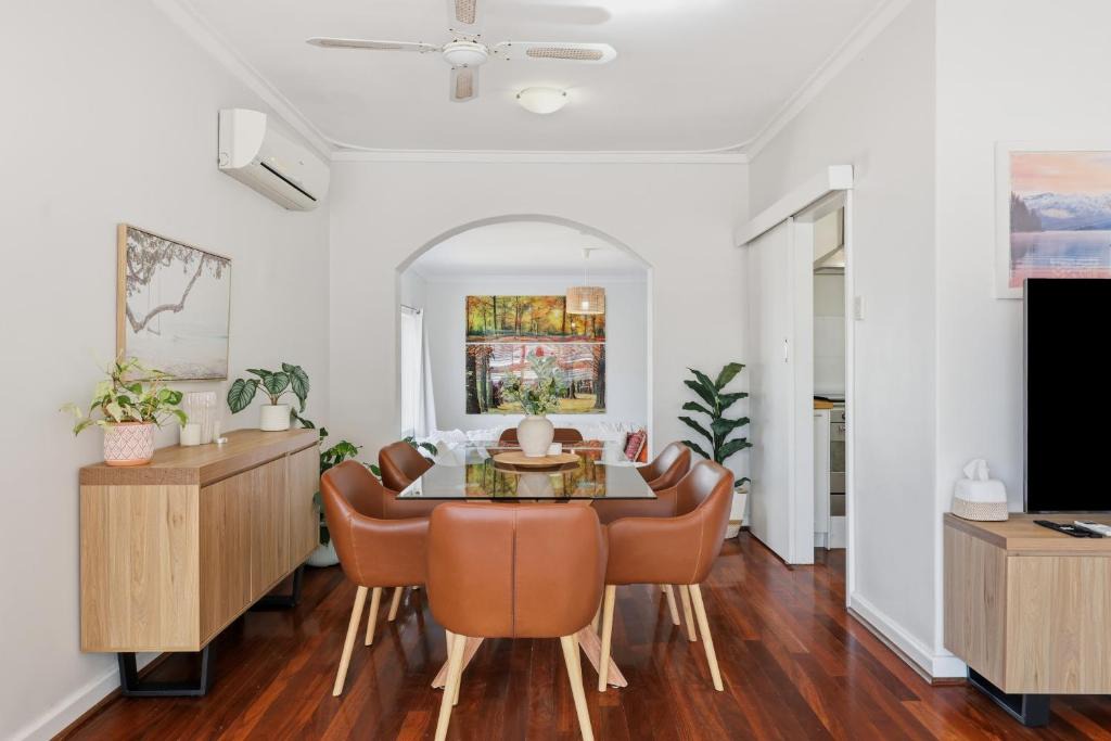 Rockingham House | Central Rockingham 4BR Garden, Beaches & Shops