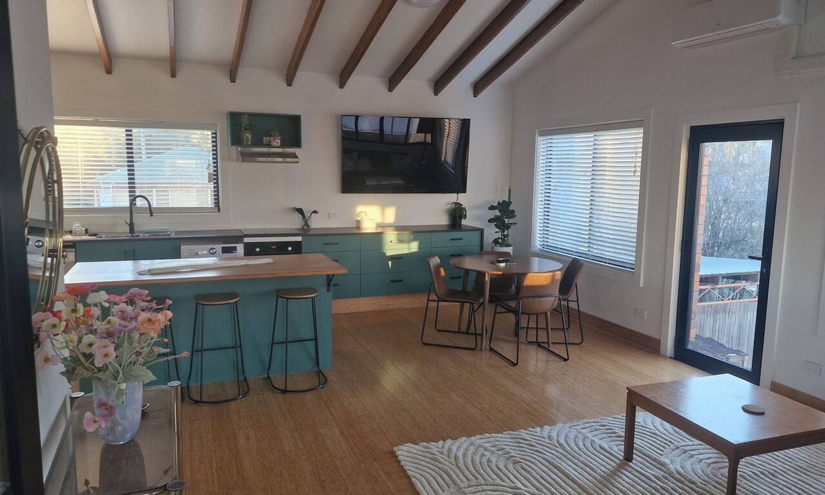 Armidale Apartment | Central South Armidale unit, 2 bedroom, walk to town, modern + renovated