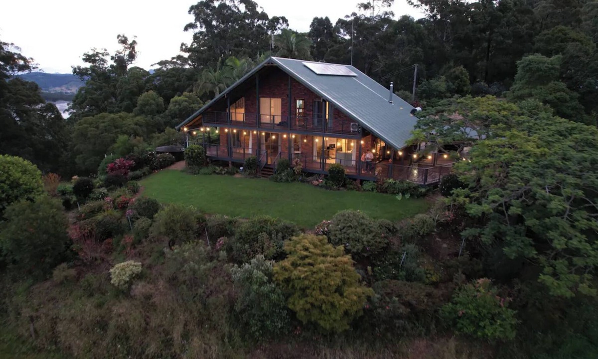 Tewinga Ski Chalet | Chalet overlooking valley & ocean 15min to beach, alfresco dinning, 8m fireplace