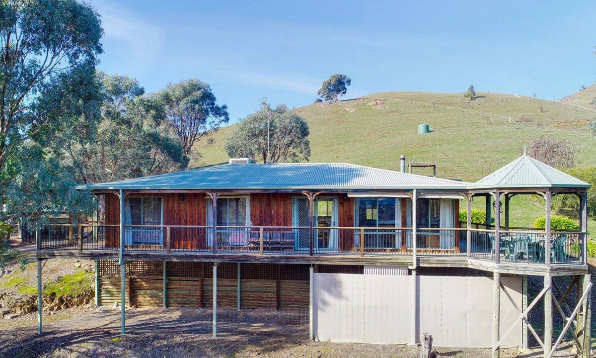 Bonnie Doon House | Charming 3-bedroom house in serene Bonnie Doon with lake views
