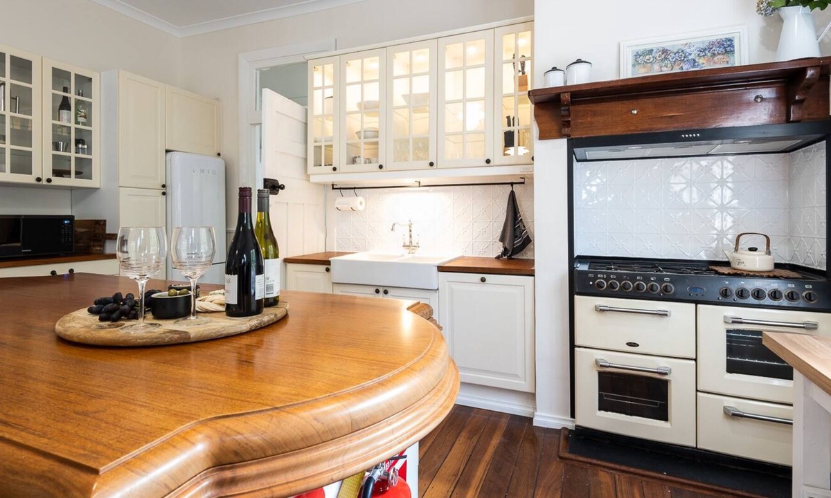 Kirup Cottage | Charming cottage with king beds