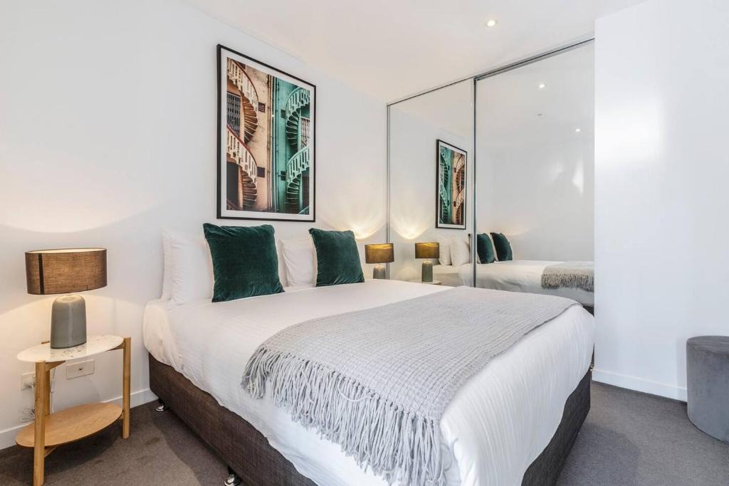 Southbank Apartment | Cityscape Comforts - Stylish Retreat in Melbourne