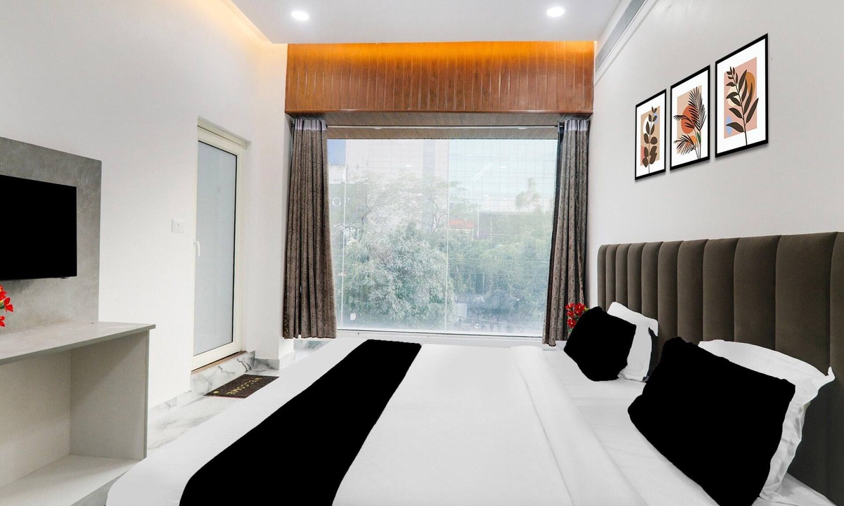 Lucknow House | Classic With Balconyjr inn