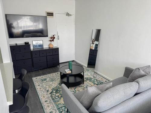 St. Kilda East Apartment | Clean Bright Studio Apartment - Walkable Location
