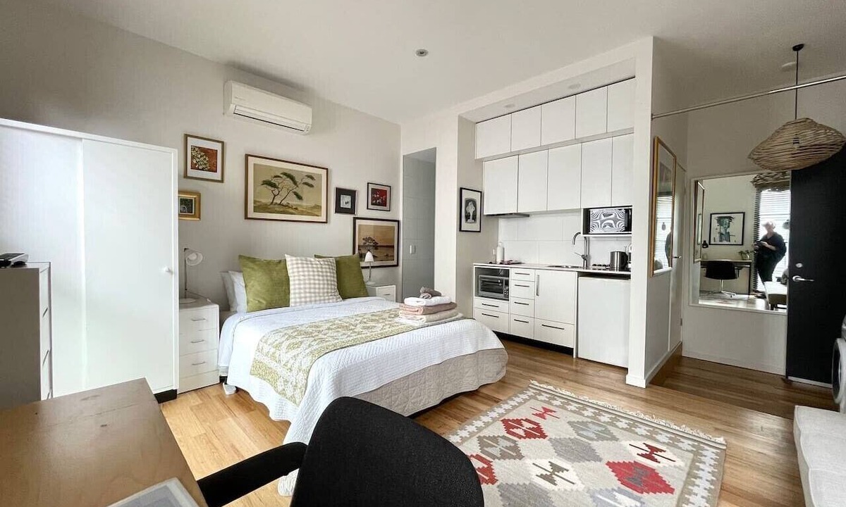 Fitzroy Apartment | Comfy and bright apartment .when location counts