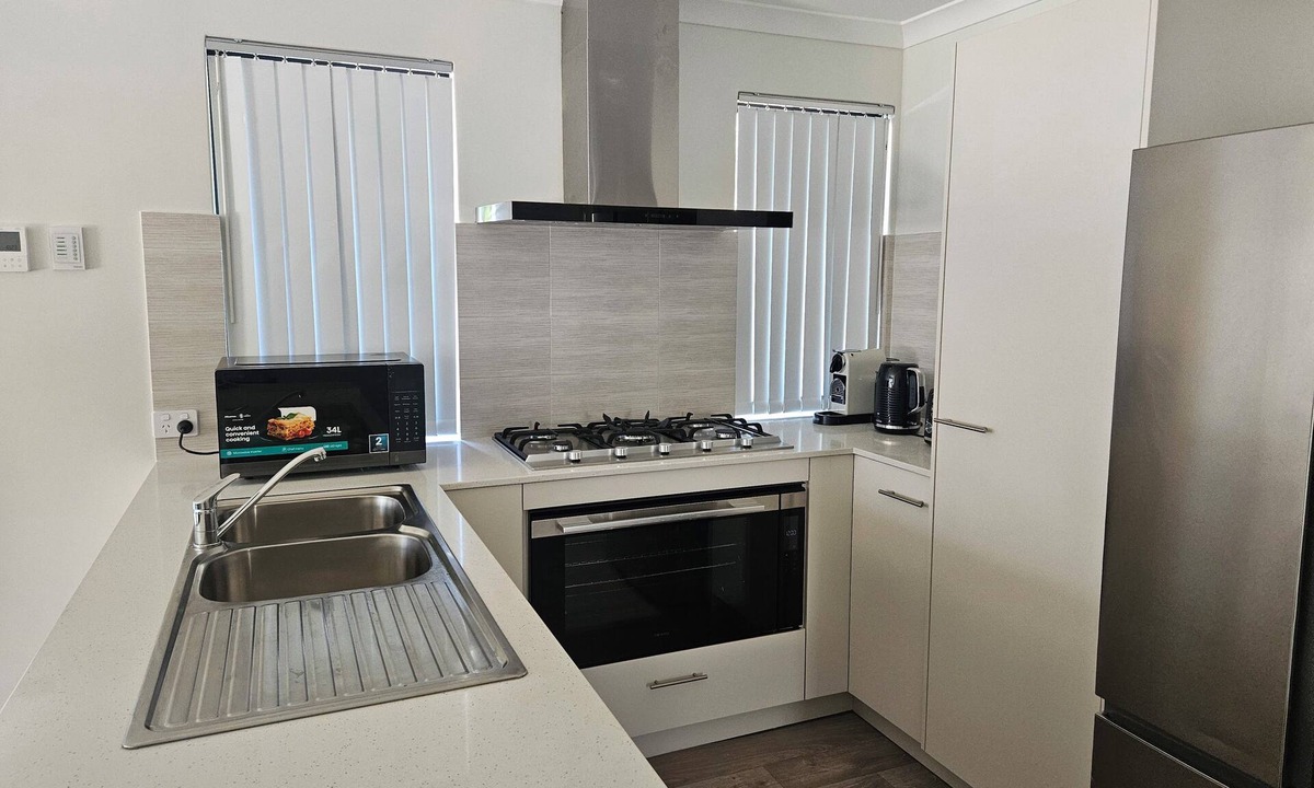 Baldivis House | Cozy and Compact 4-bedroom house with WiFi, AC in charming Rivergums Baldivis