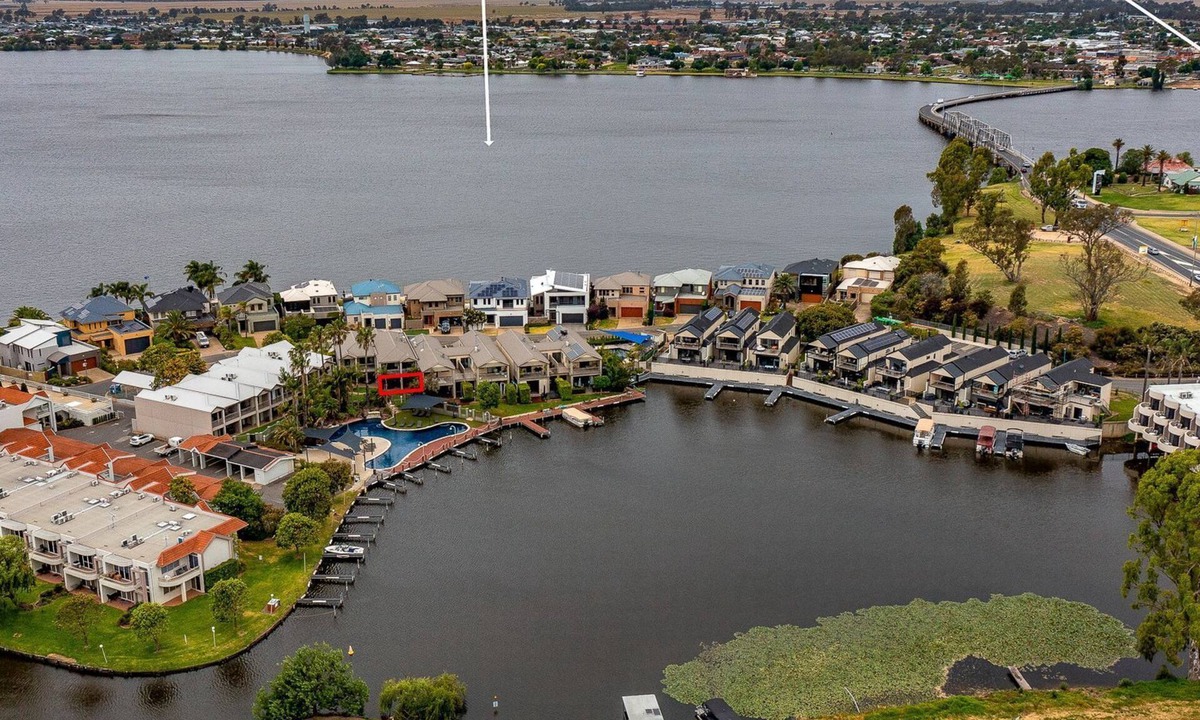 Mulwala Apartment | Cypress 39 A located close to clubs overlooking the lake.