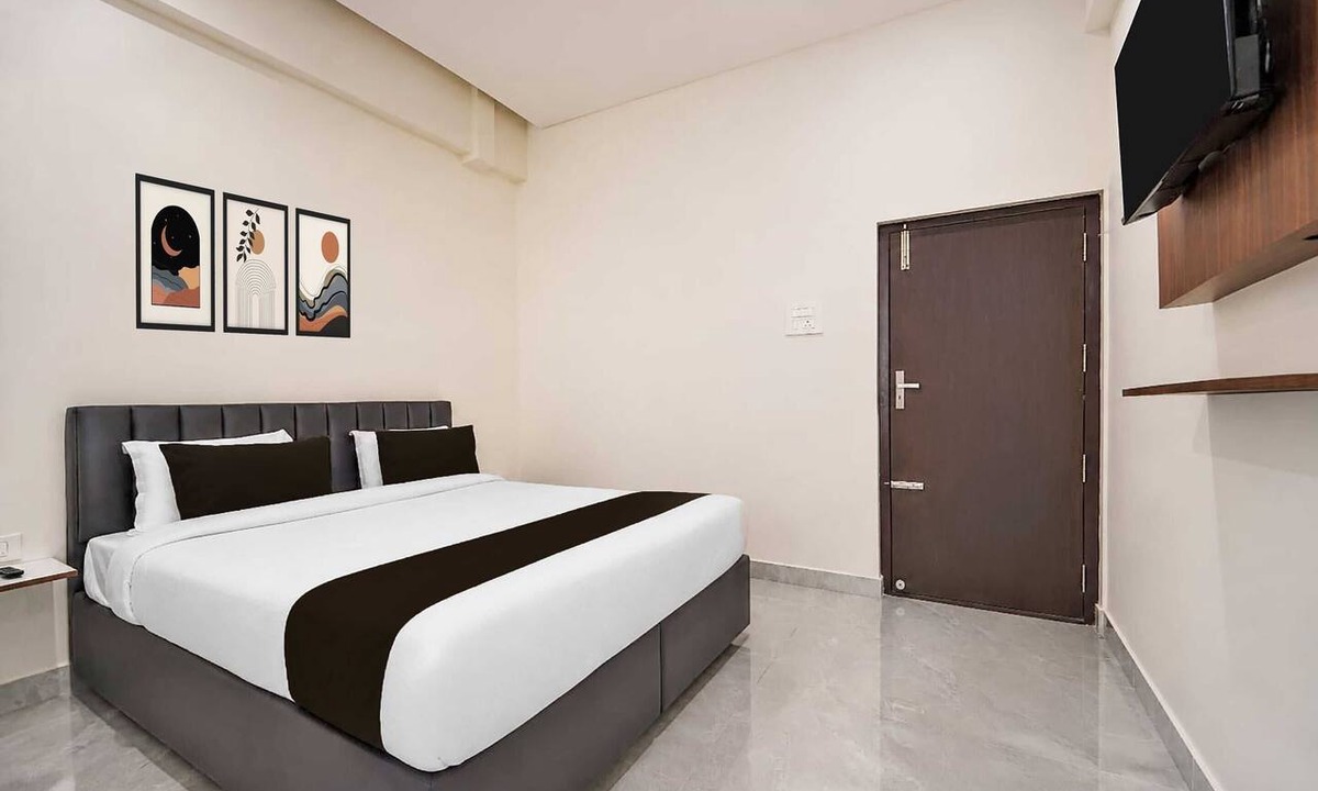 Kochi House | Deluxe King Clubhouse Vytilla Kochi