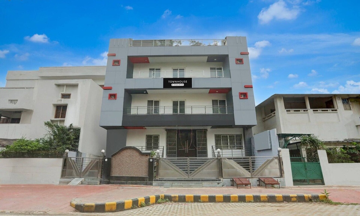 Allahabad House | Deluxe with BalconyAPS In