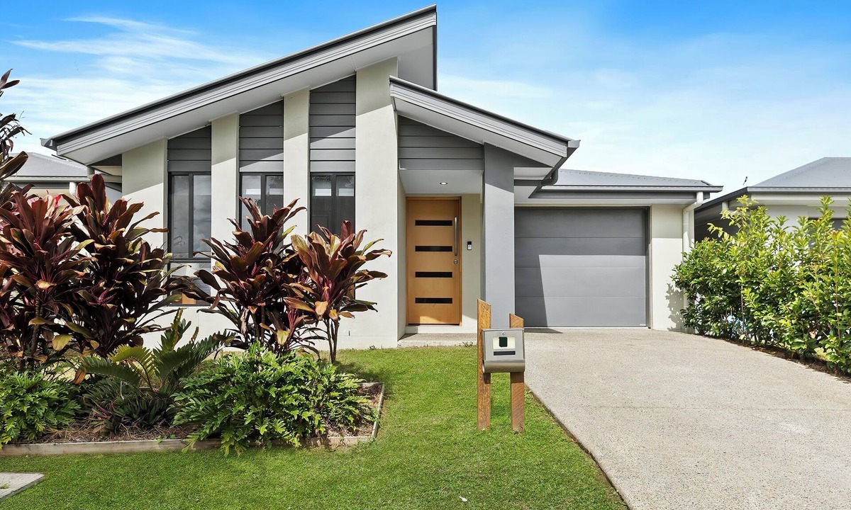Caboolture South House | Dingo Den!