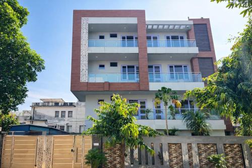 Noida Apartment | Divine India Service Apartment Near Medanta Hospital And Noida city Centre 51 Metro, Noida Sector 72