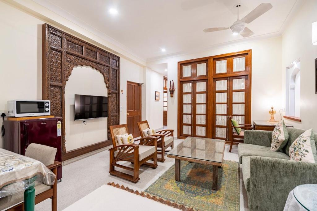 Hauz Khas Village Apartment | Diwan-E-Khas 3