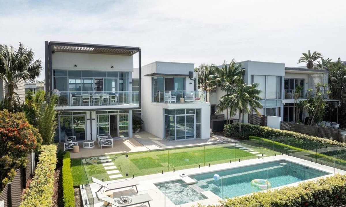 Magenta Shores House | Drift - Heated Spa & Pool, Endless Water Views 4BDRM