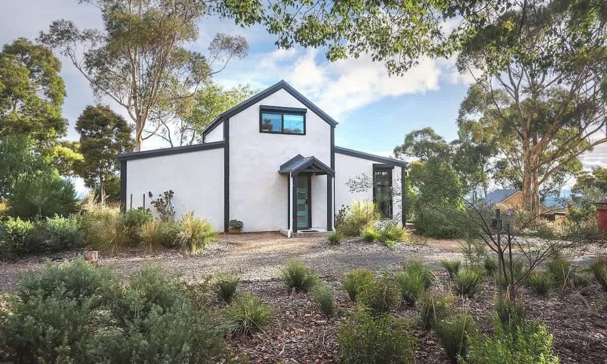 Smiths Gully Cabin | Duck'n Hill Loft (& EV charge station!)