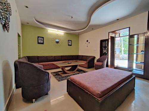 The Mall Road Apartment | EARTH 3BHK By Wabi Sabi Stays