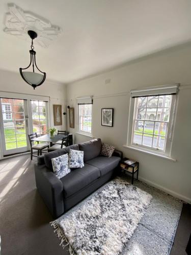 East Melbourne Apartment | East Melbourne City Studio - Amazing Location & Sunny Charm
