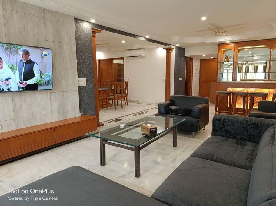 New Delhi Apartment | Elegant/Stunning 3 BHK Apt in Connaught Place