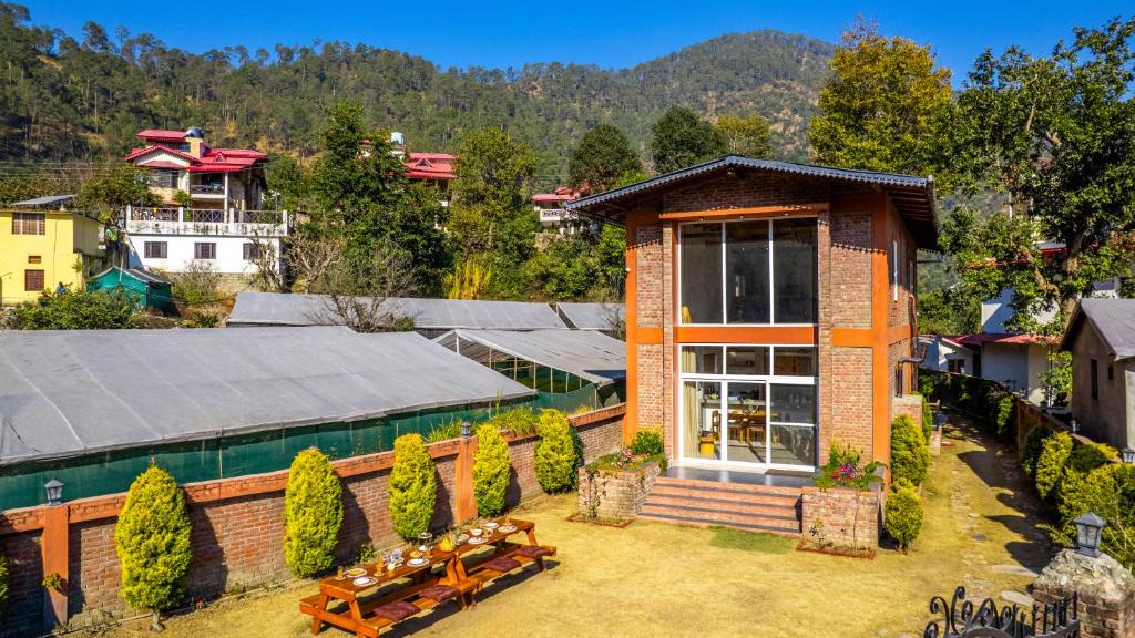 Bhimtal House | ELIVAAS Signature Casa Gaula Spanish Theme 4-BHK Cottage with Lawn and Outdoor Sit-Out 20 mins away from Bhimtal Lake