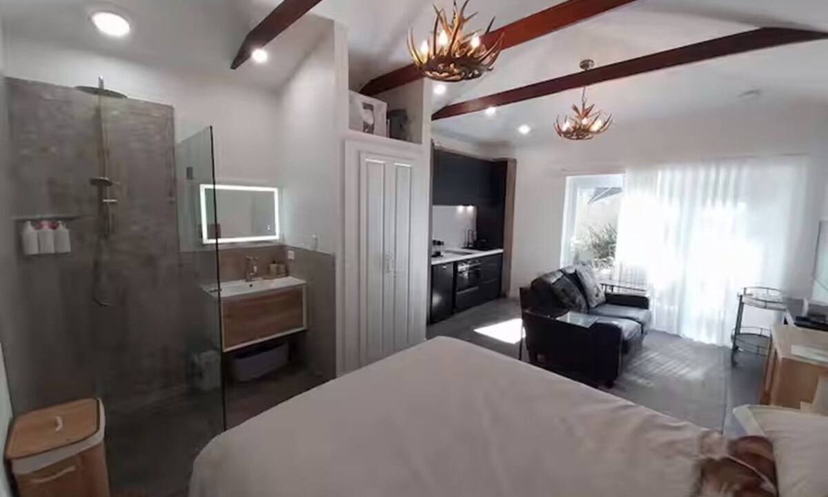 Byford Cottage | Elks Nook Retreat - Luxurious retreat nestled in the Perth Hills.