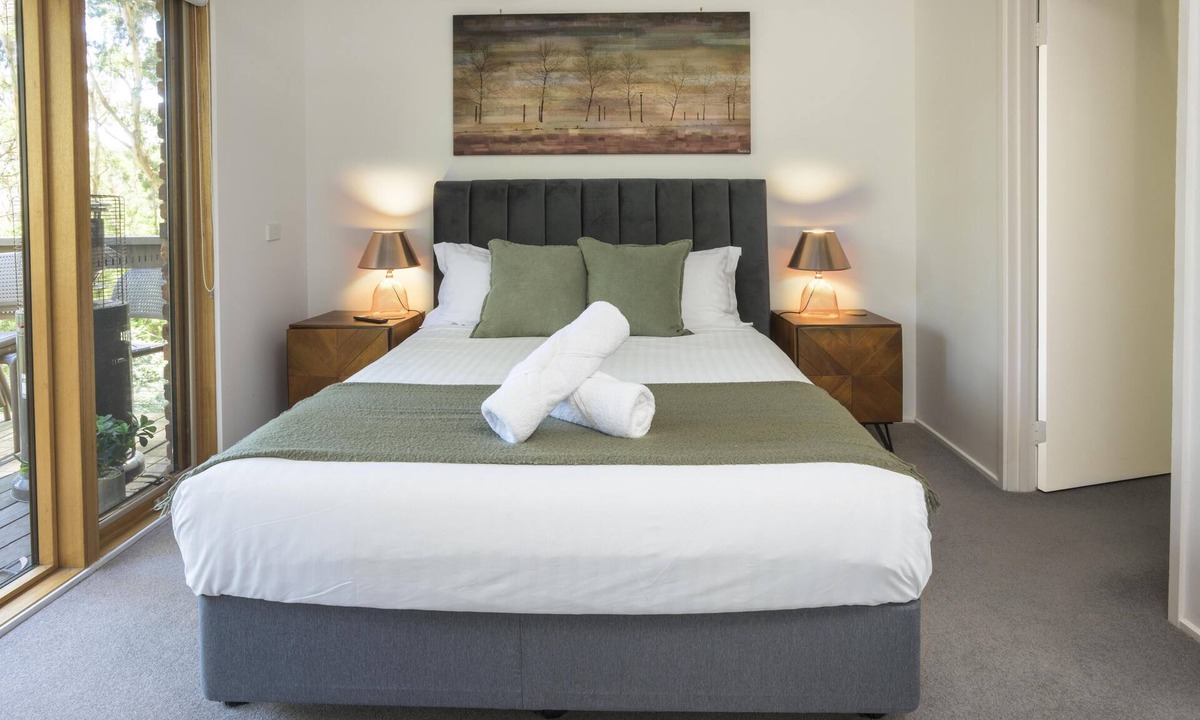 Upwey Villa | Elliott Lodge - Two storey lifestyle property sleeps 10